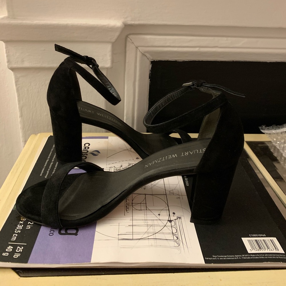 Stuart Weitzman Velvet trimmed heels. Size 38 or 8